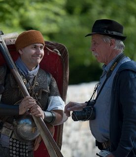 Didier Cornaille discute avant le départ avec un légionnaire à Bibracte