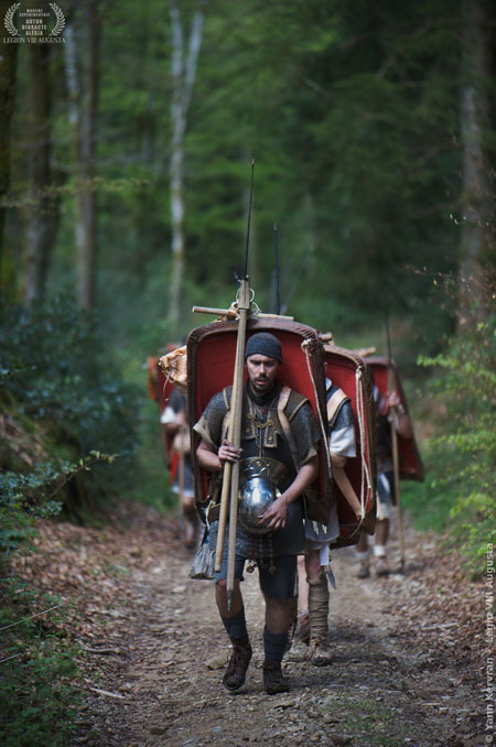 Ce légionnaire de la Legio VIII Augusta, transformé en "mule de Marius", porte ses sarcinae suspendues à une furca de bois. Il vient de parcourir quelques miles et va profiter d'un court moment de repos:"Consistere! Laxate! Ostiose!" Ah!, les beautés de l'archéologie expérimentale.....