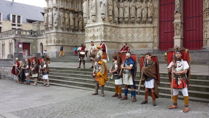 Au départ, devant la cathédrale d'Amiens