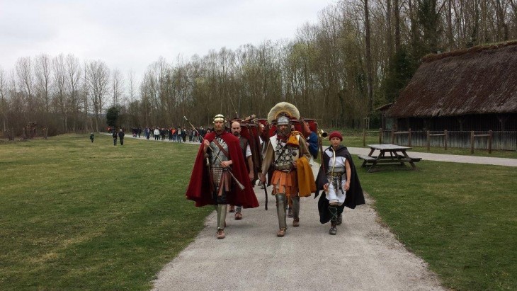 Marcher avec le casque sur la tête.