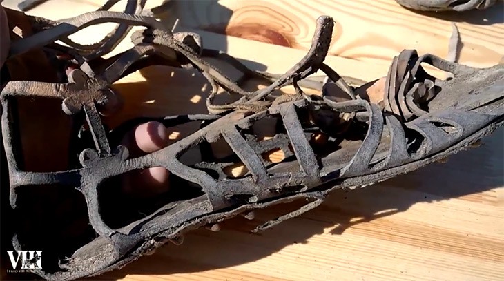 Une chaussure fabriquée en Inde, après trois jours de marche.