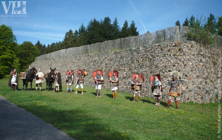 Début du parcours, devant le Murus Gallicus de Bibracte.