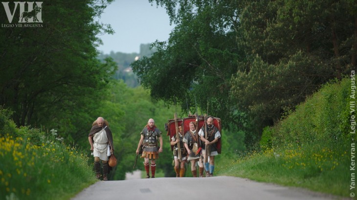 Le porteur d'eau, sur la gauche, accompagne le petit groupe de légionnaires et leur centurion.