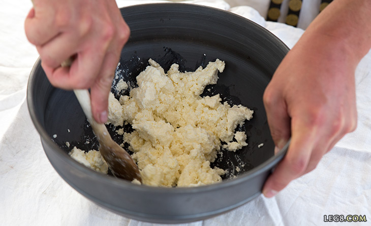 Préparation de la ricotta.