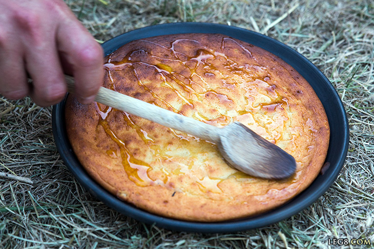 On répand le miel sur le gâteau.