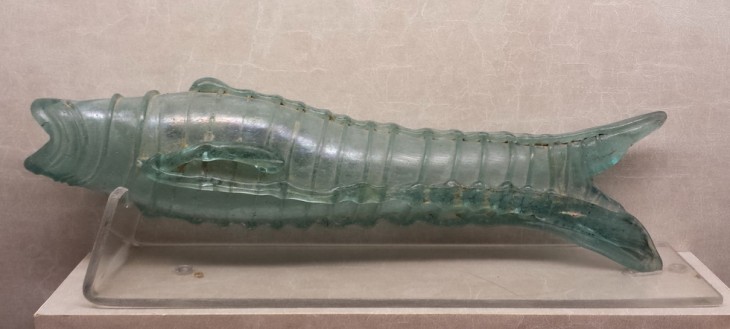 Flacon en forme de poisson IIIème - IVème siècle Verre bleuté soufflé à la volée Autun, Musée Rolin