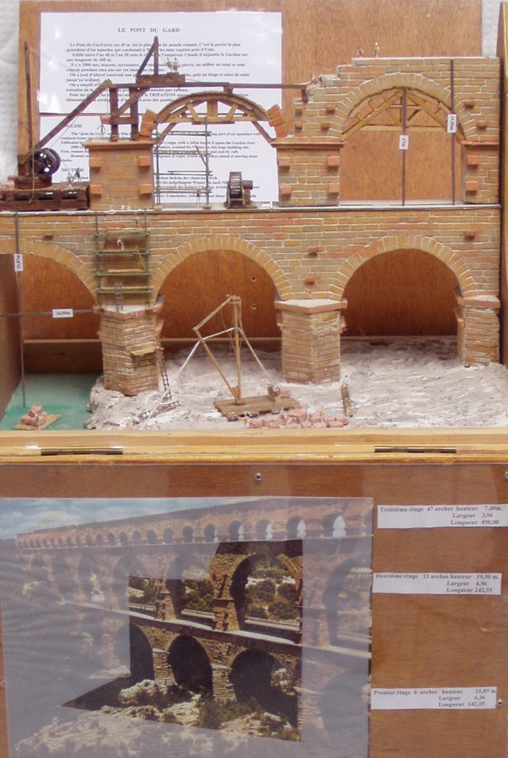 Maquette du pont du Gard en construction 